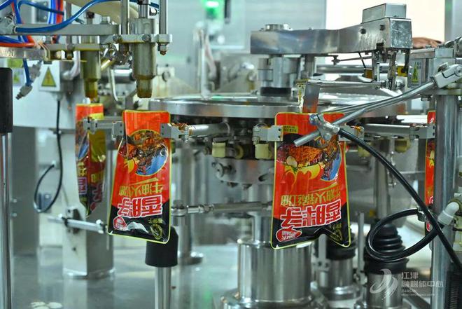 百味 匠心熬就“味滋香”麻将胡了试玩一勺底料烹(图10)