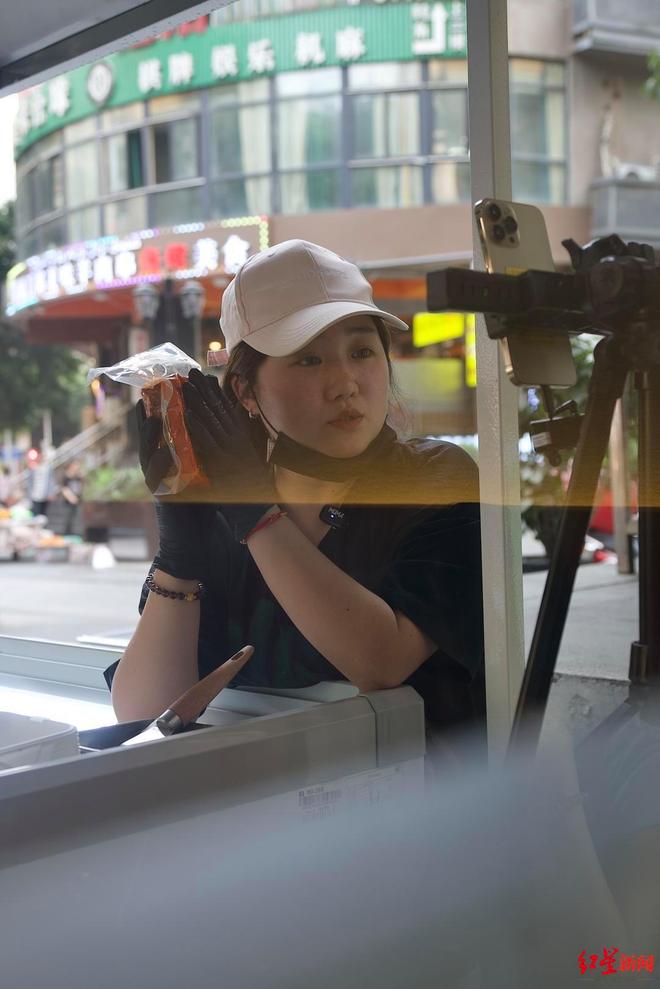 妈近况曝光！摆摊卖甜品想踏出重生第一步PG麻将胡了模拟器“重庆姐弟坠亡案”妈(图4)